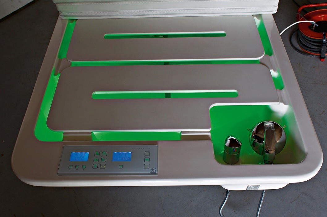 arredamento centro estetico lettino termale Wet Table